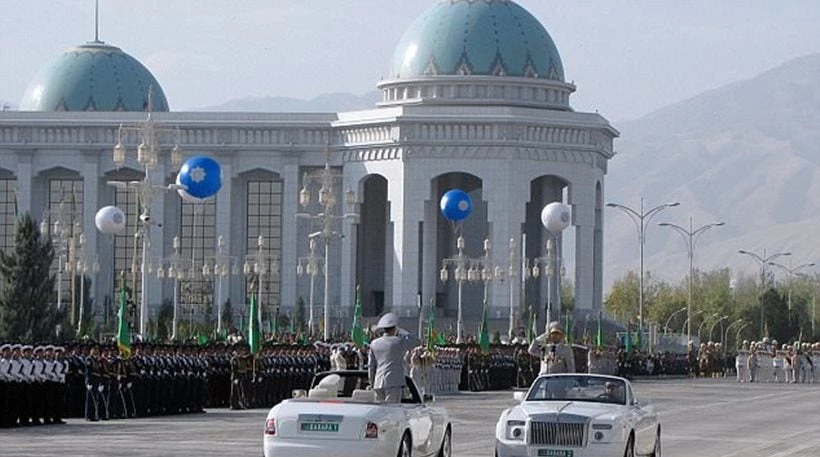 Ο πρόεδρος του Τουρκμενιστάν διέταξε την κατάσχεση των μαύρων αυτοκινήτων – Ο λόγος θα σας αφήσει άφωνους